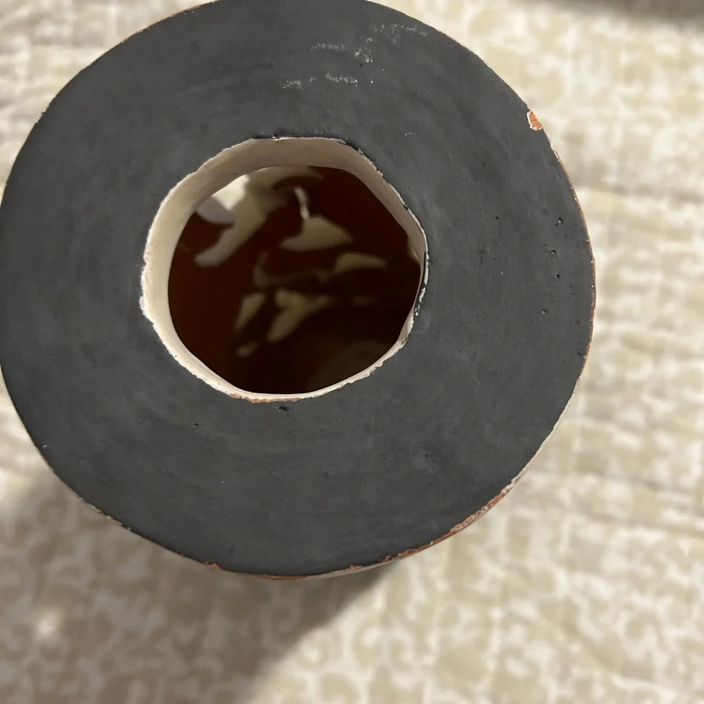 Vase painted by hand.